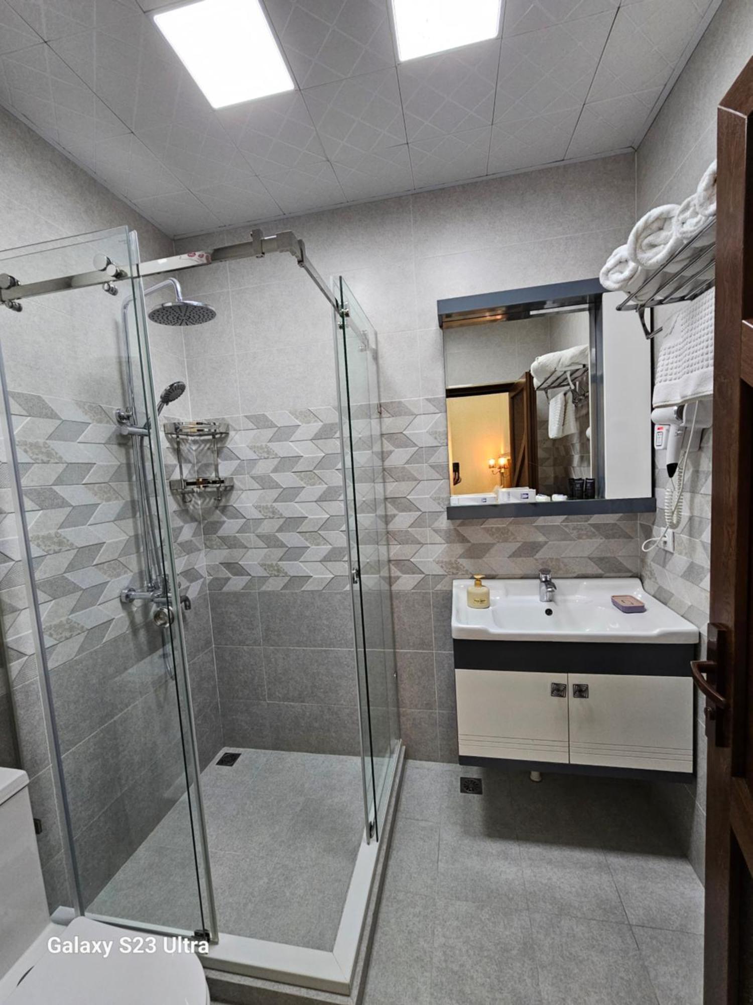Hotel Sharq Dushanbe Esterno foto